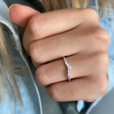 Diamond Graduated Curved Band